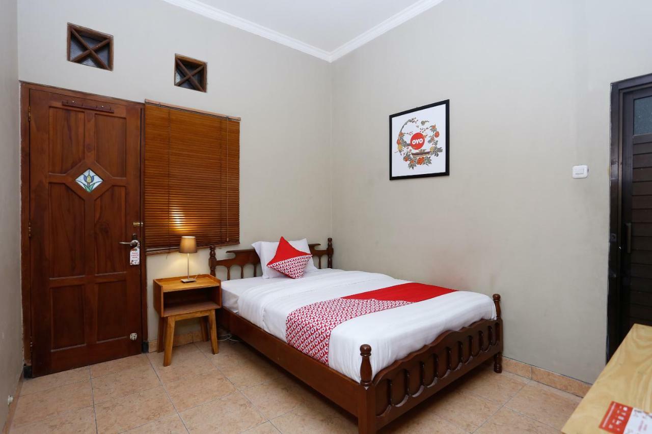 Oyo 1072 Kampung Condro Wulan Guesthouse Maguwo Exterior photo