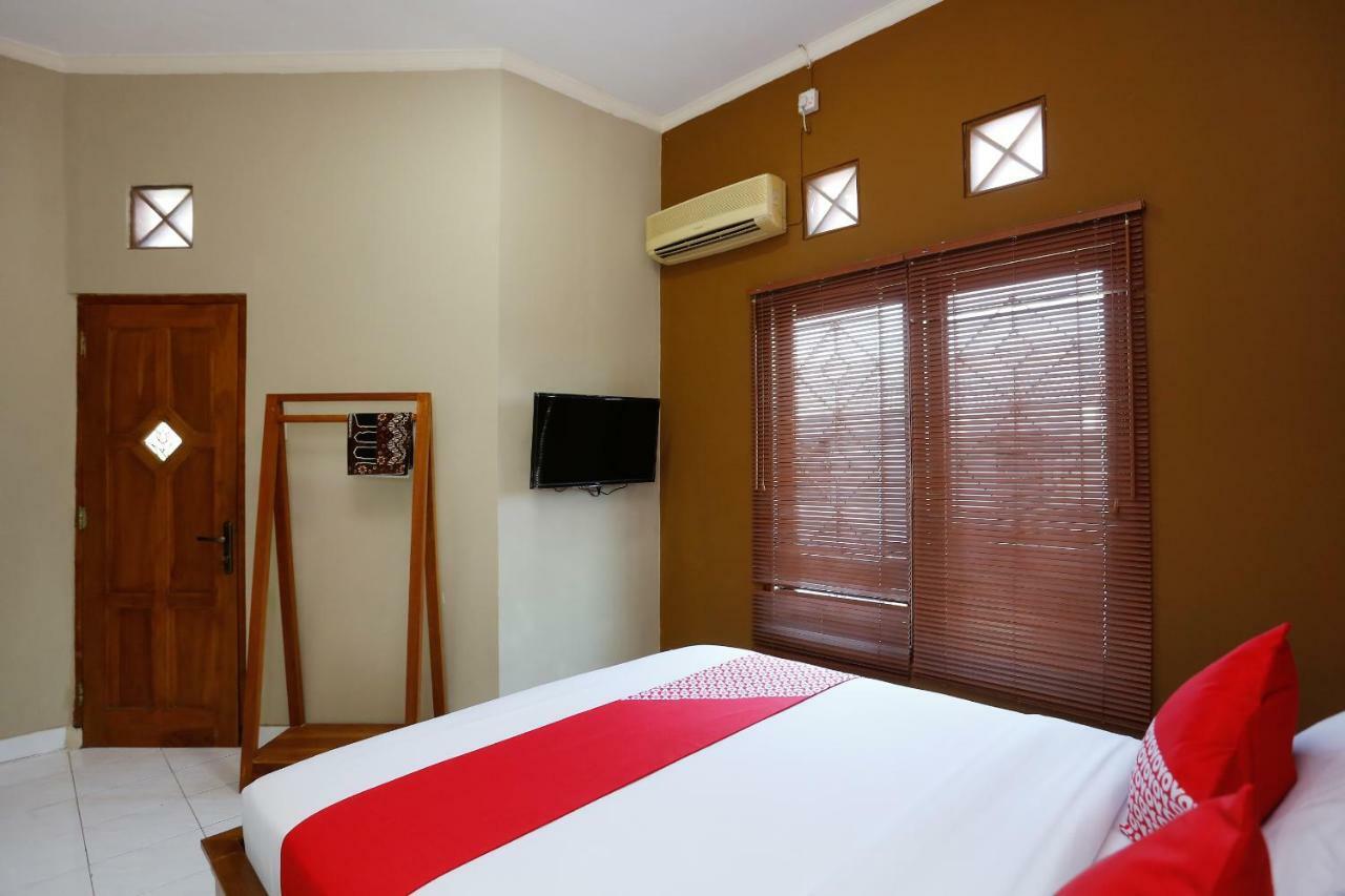 Oyo 1072 Kampung Condro Wulan Guesthouse Maguwo Exterior photo